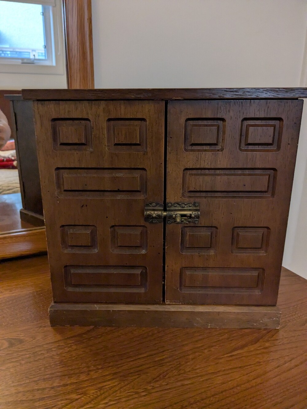 Jewelry Box Wood/Veneer Double Slide Bar Latching Doors 8 Red Lined Drawers